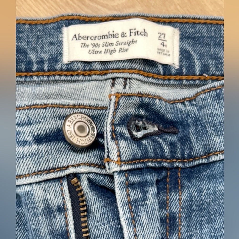 Abercrombie and Fitch
Women’s jean size 4 / 27